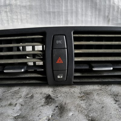 Środkowa kratka nawiewu powietrza deski rozdzielczej BMW E81 7 059 189-13